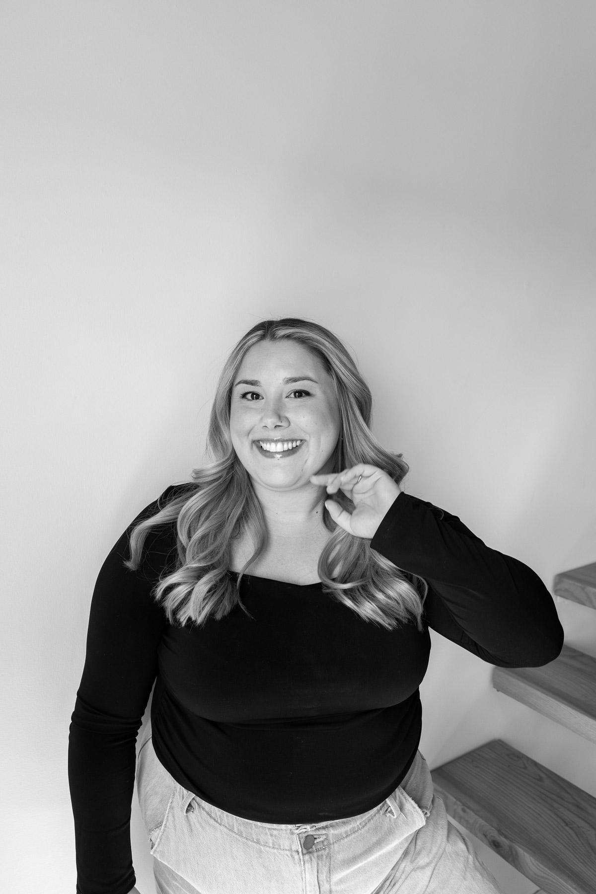 Portrait professionnel noir et blanc d'Émilie membre de l'équipe Solutions M souriante