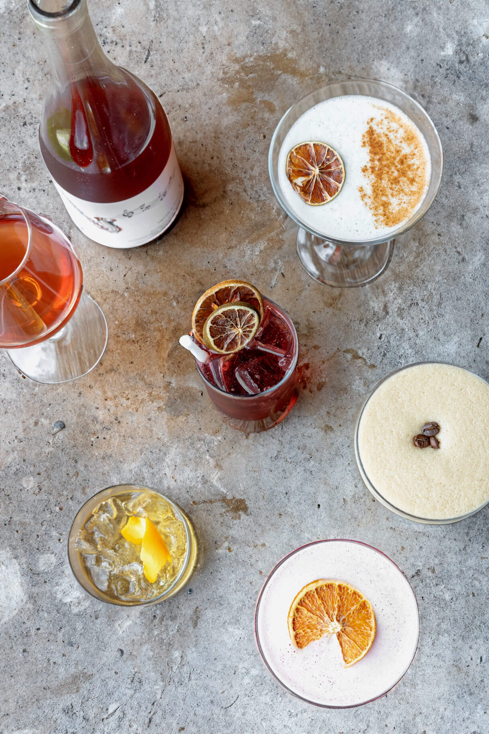 Cocktails artisanaux et boissons variées vue du dessus sur comptoir en pierre