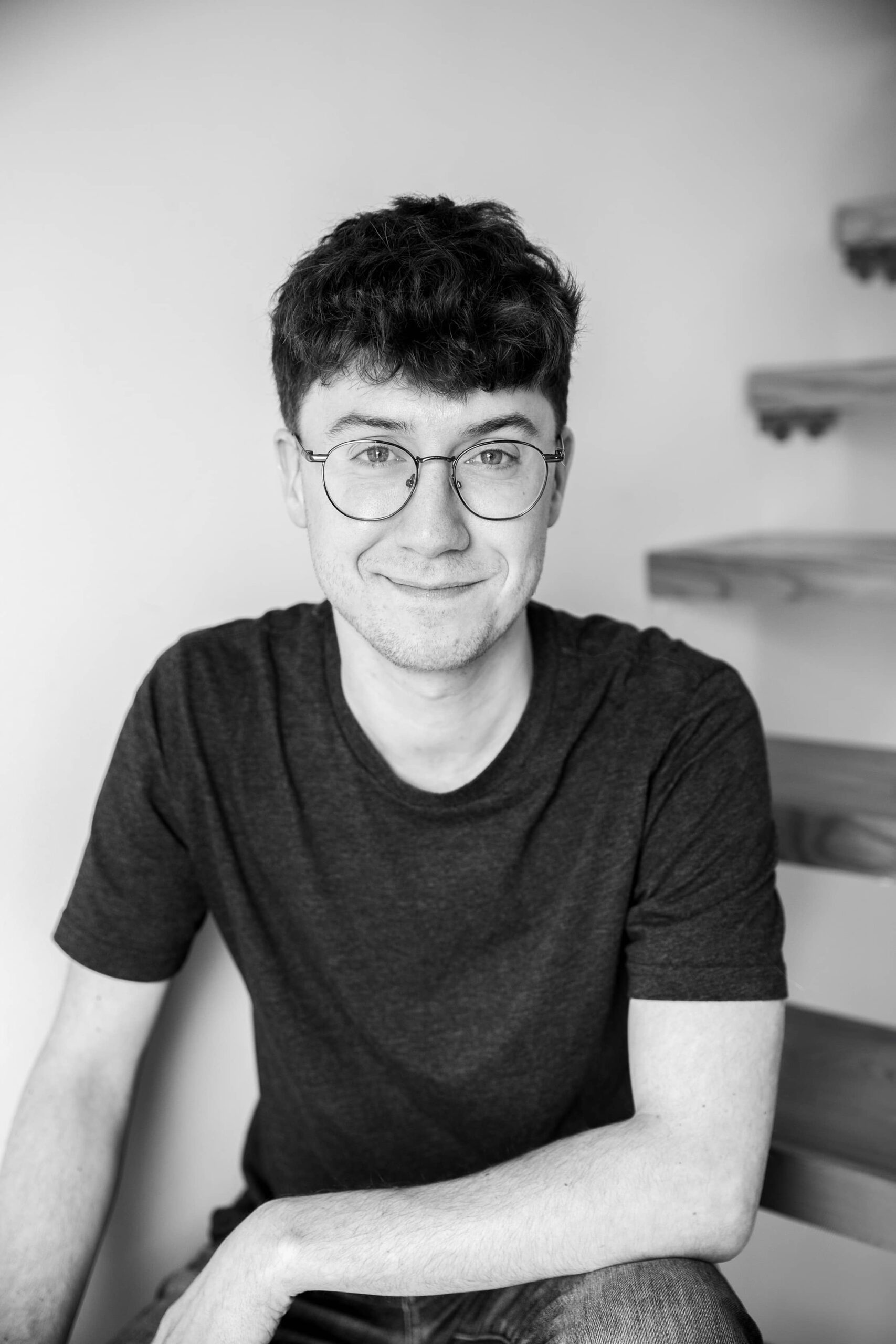 Portrait professionnel noir et blanc de Dominique membre de l'équipe Solutions M avec lunettes