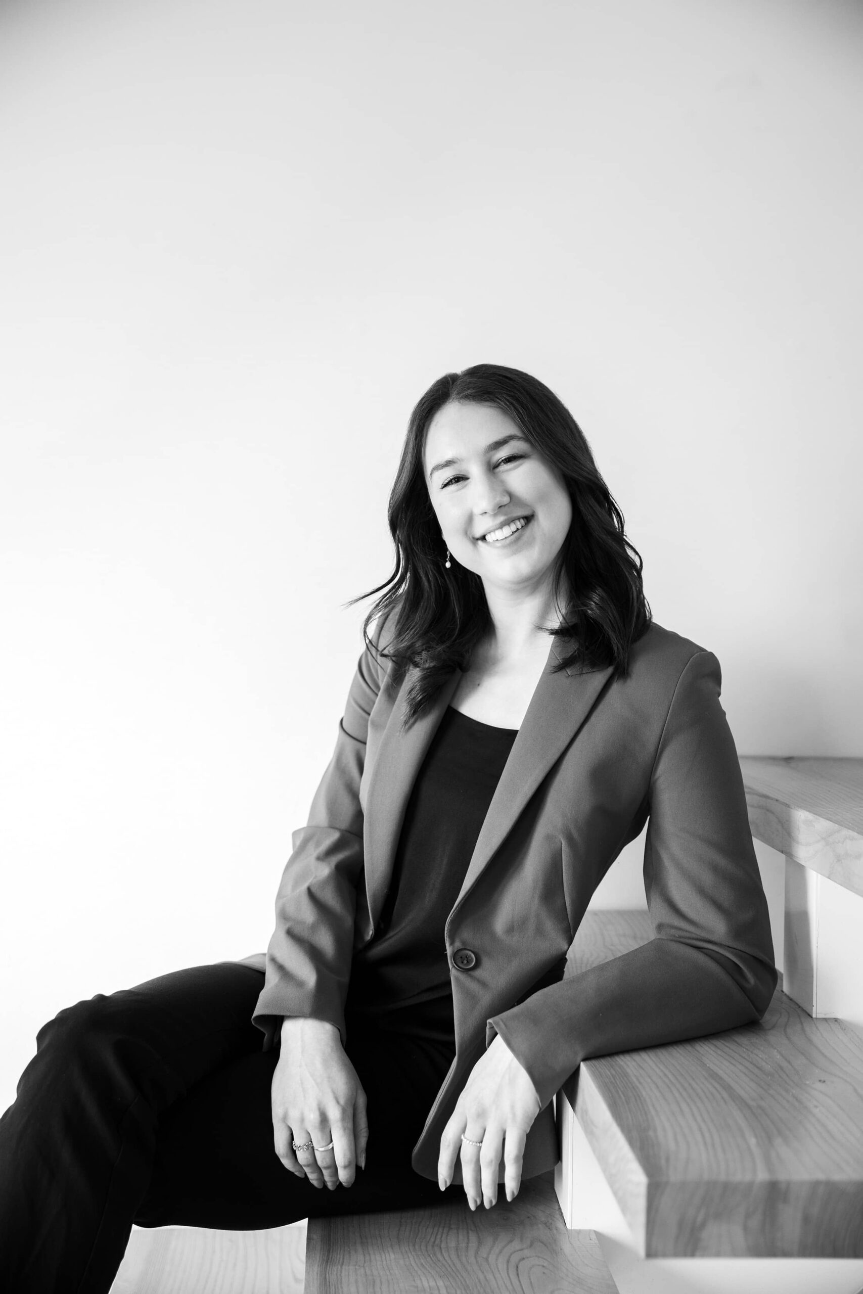 Portrait professionnel noir et blanc de Marianne membre de l'équipe Solutions M en blazer