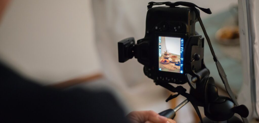 caméra vidéo filmant un reel de bouffe - vidéo en marketing