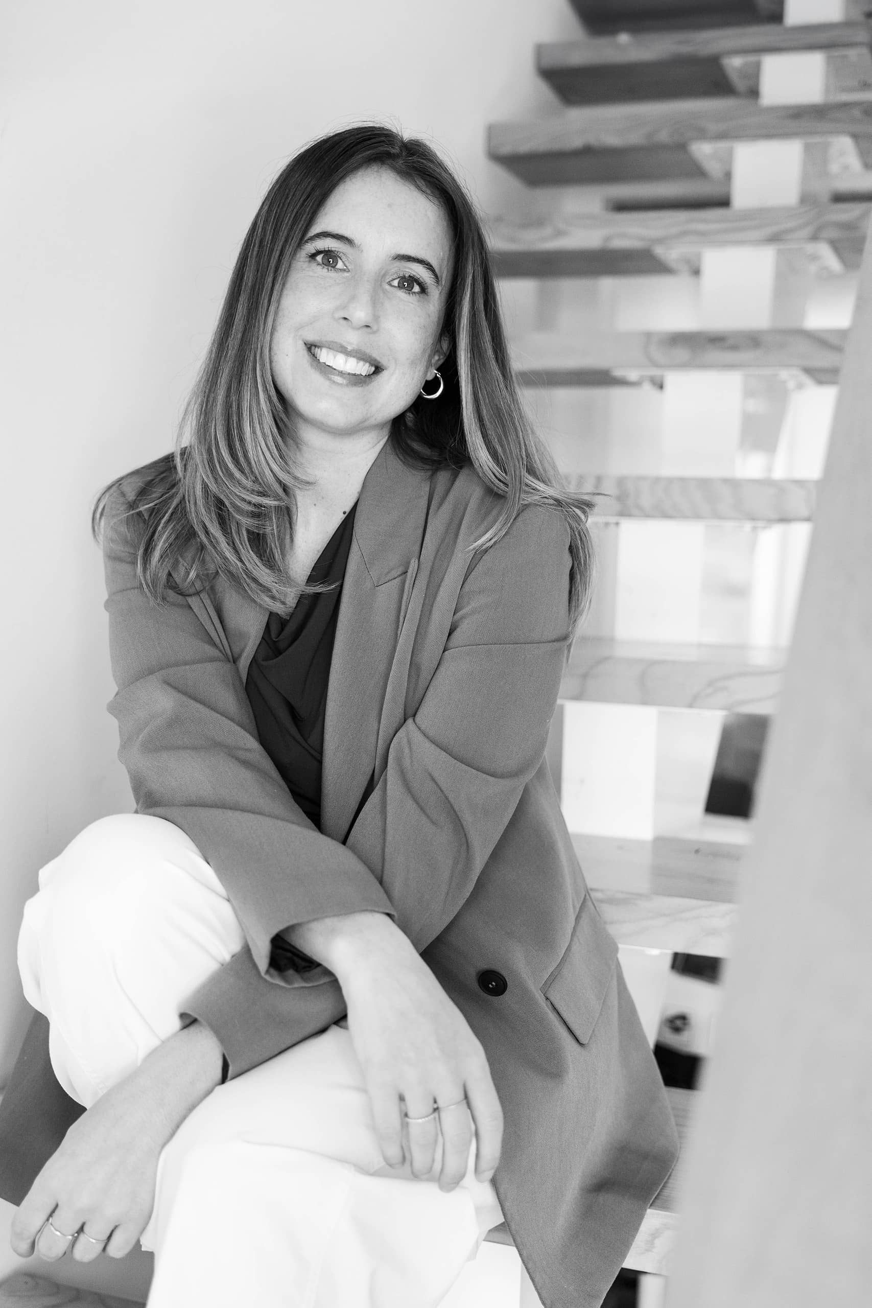 Portrait professionnel noir et blanc de Cindie membre de l'équipe Solutions M en blazer